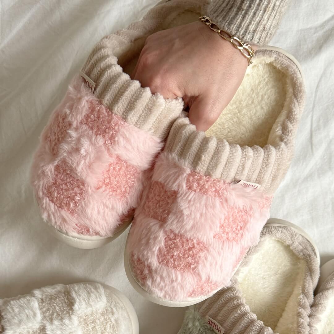 Pink checkered slippers, thumbnail